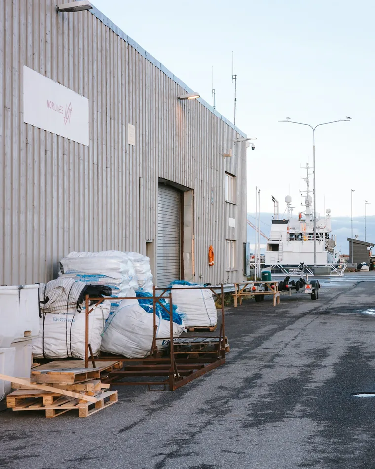 Bulk bags and pallets outside a warehouse at a harbour
